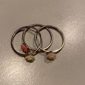 3 rings with flower